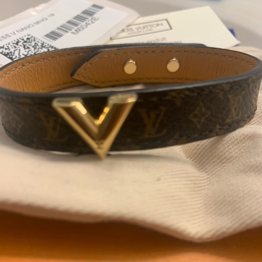 Louis Vuitton Essential V Bracelet